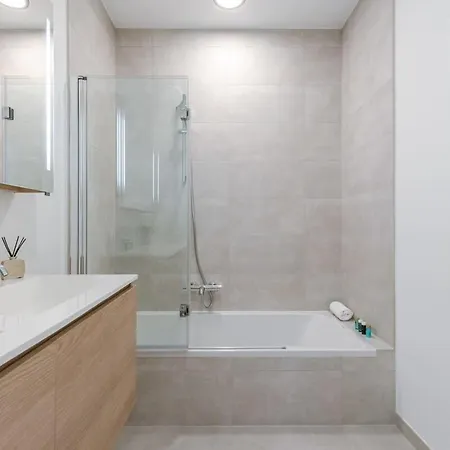 Huswell - Stylish 2 Bedroom With Terrace And Parking Apartment